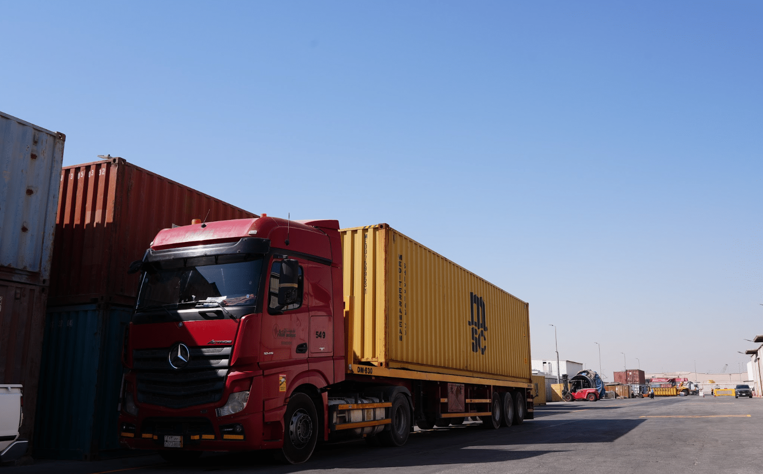 النقل البري والشحن في السعودية: كيف تختار الشركات شريكًا لوجستيًا يعزز كفاءة سلسلة الإمداد ويخفض تكاليف النقل؟ النقل البري والشحن في السعودية