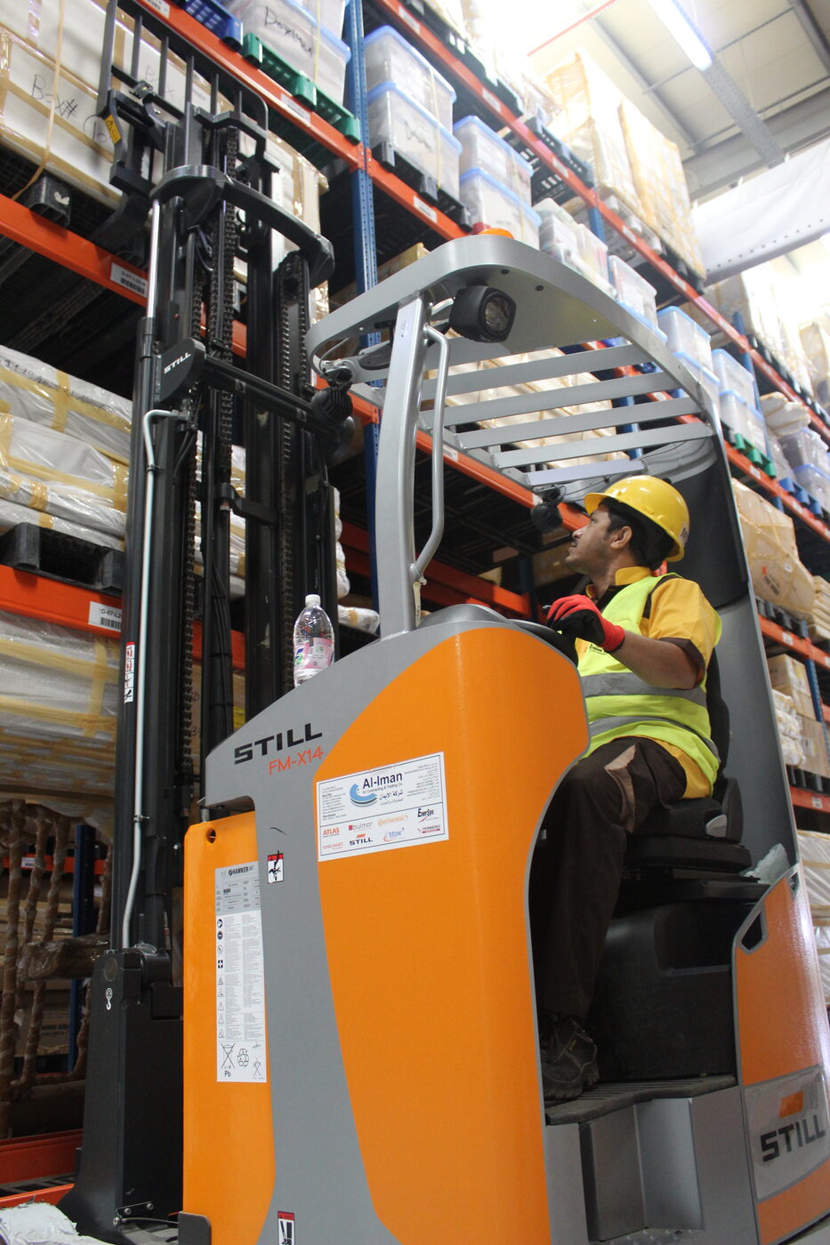 Electric forklift loading goods between the aisles of a Four Winds Saudi Arabia warehouse
