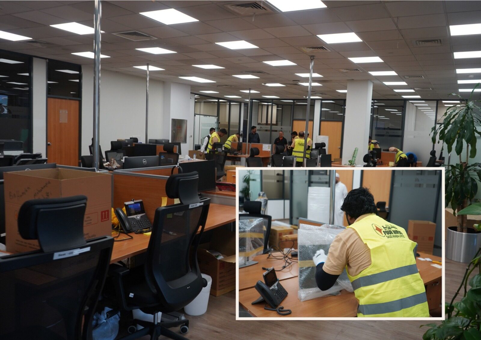 طاقم شركة الجهات الأربع يقوم بنقل محطات العمل داخل أحد مقرات الشركة